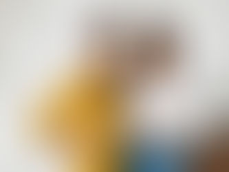 Zwei Frauen, die lächeln, weil sie ein erfolgreiches Jobtandem sind