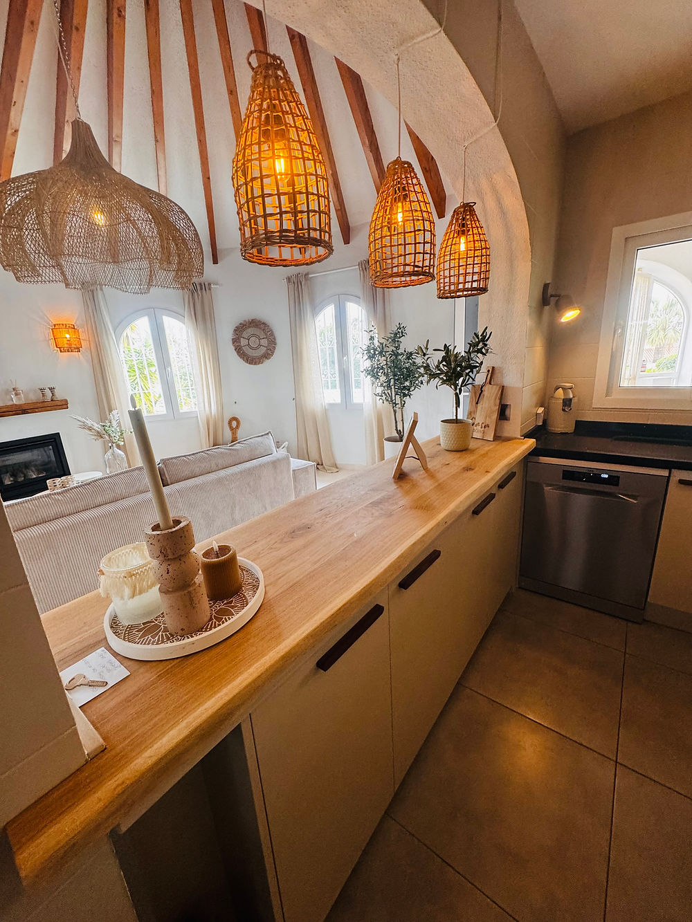 Keukenindeling Casa Boho Calpe met houten aanrecht en hanglampen