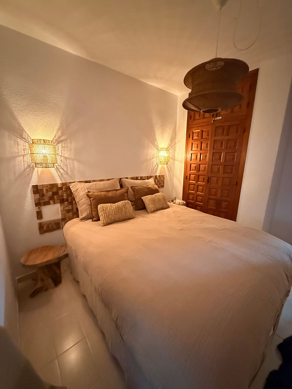 Indeling slaapkamer Casa Boho Calpe met tweepersoonsbed.