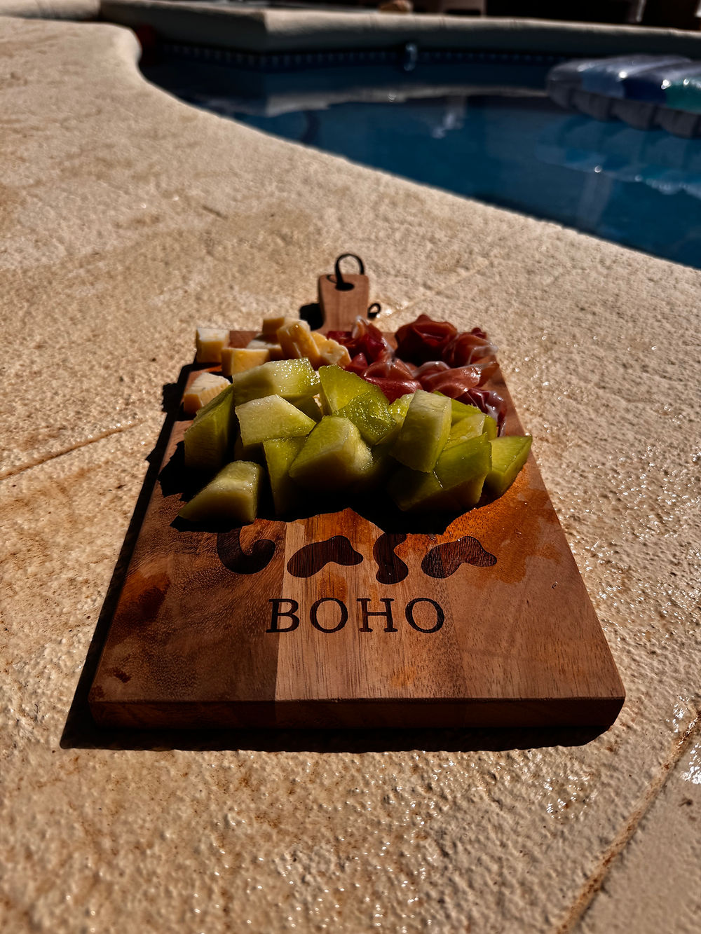 Snackplank bij zwembad, onderdeel van de foto's en indeling Casa Boho Calpe.