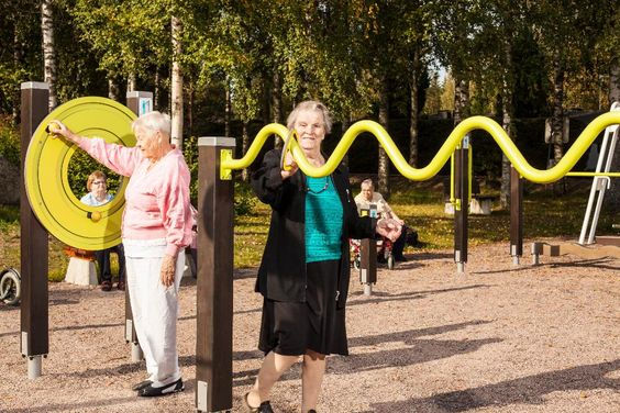 Inovar e incorporar novos equipamentos em ambientes ao ar livre configuram-se como ótima estratégia de propor o envelhecimento ativo para todos - Lappset Group.