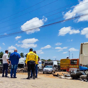 Ação da SMTT Arapiraca fiscaliza ônibus abandonados em terrenos baldios