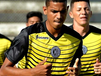 Jogador de futebol supera tuberculose e se inspira em Thiago Silva para chegar ao profissional