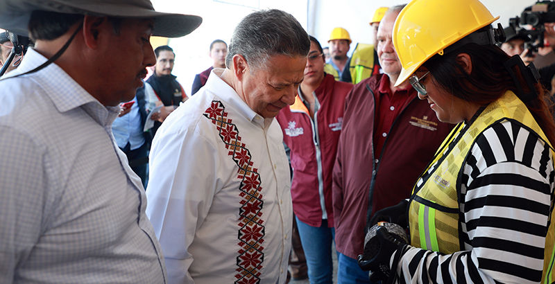 Julio Menchaca verificó avance de obra pública en Acatlán.