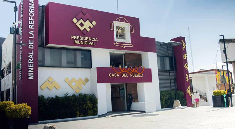 Personal del Sistema DIF de Mineral de la Reforma atiende a una persona en riesgo