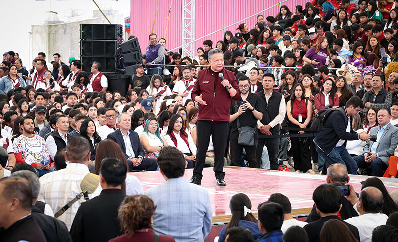 Hidalgo, segundo estado con más becas para universitarios: Julio Menchaca