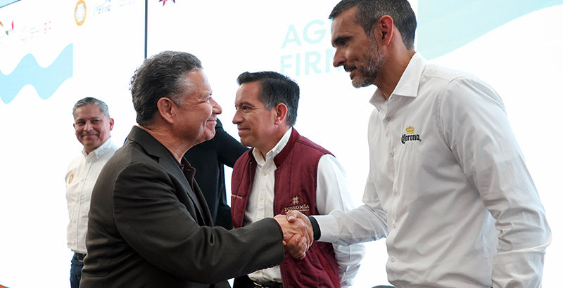 Gobierno de Hidalgo recibe 700 tinacos de Grupo Modelo para familias de Apan.