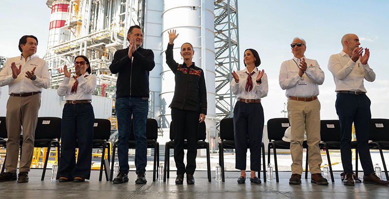 Sheinbaum arropa a la CFE y acusa al PAN y PRI de querer privatizarla.