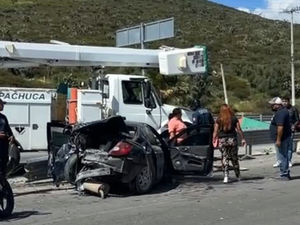 Aparatoso accidente sobre la carretera Actopan-Pachuca dejo dos lesionados grabes.