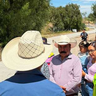 Supervisa Eduardo Medécigo pavimentación de concreto en dos Carlos