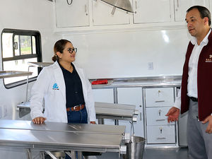 Secretaría de Salud de Hidalgo entregó dos unidades móviles de atención médica.