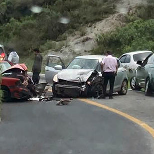 Siete lesionados fue el saldo de un aparatoso choque frontal en la Pachuca-Real del Monte