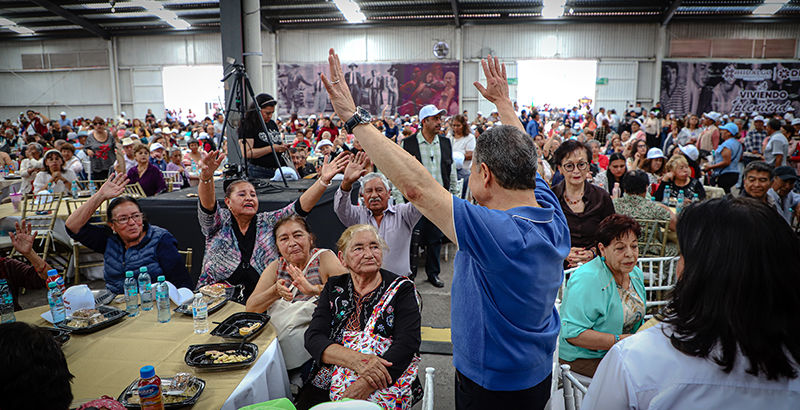 DIF Hidalgo festeja a miles de personas mayores en “Viviendo en Plenitud”.