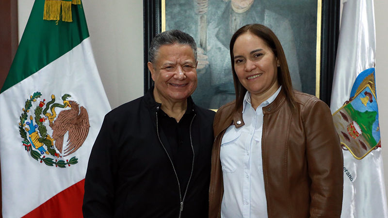 Julio Menchaca revisa proyectos para la construcción de viviendas en Hidalgo