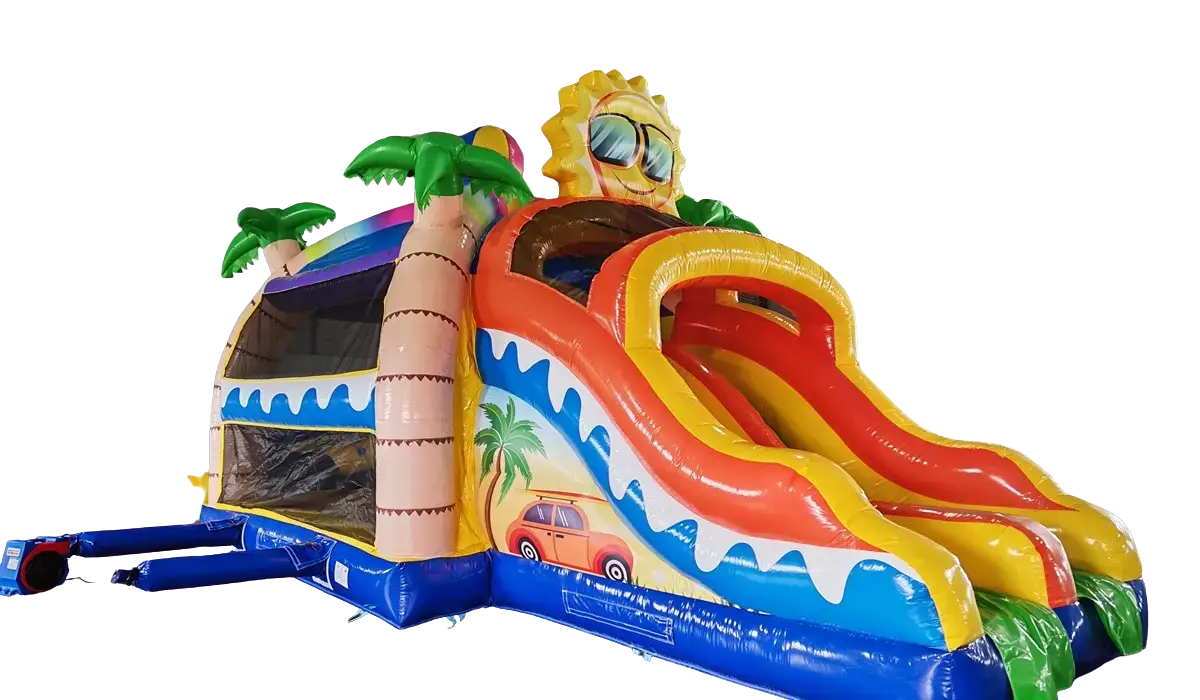 Bunte aufblasbare Rutsche mit Hüpfbereich im tropischen Design, Palme, Sonne.