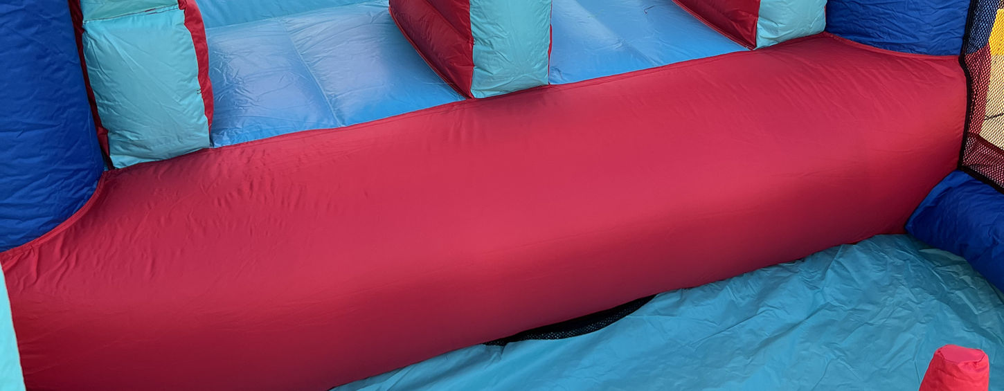 Bunte Hüpfburg Dschini mieten für Kinbderfeste und Geburtstage bei Hopp Hopp Events in Bielefeld