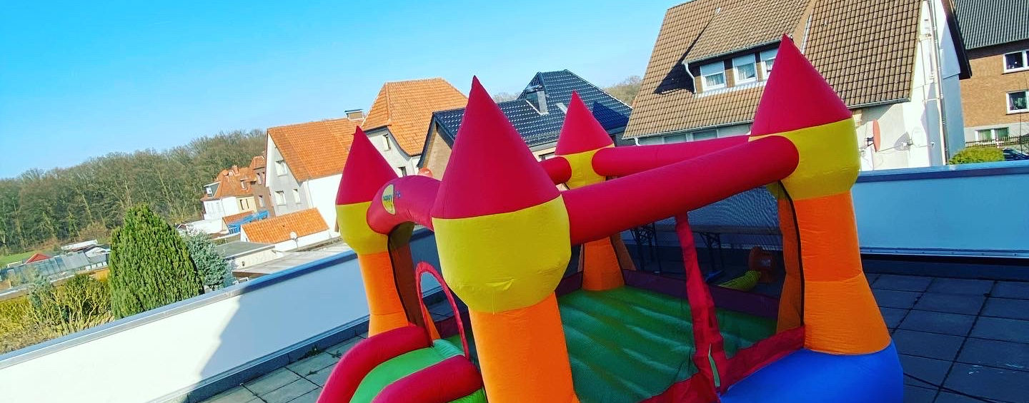 Bunte Hüpfburg Schloss 10qm mieten für Kindergeburtstag und Sommerfeste bei Hopp Hopp Events in Bielefeld