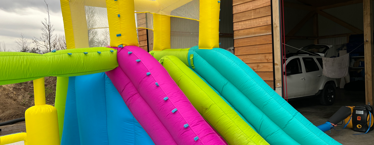 Bunte Wasser Hüpfburg Mega Park mieten für Kindergeburtstag und Sommerfeste bei Hopp Hopp Events in Bielefeld