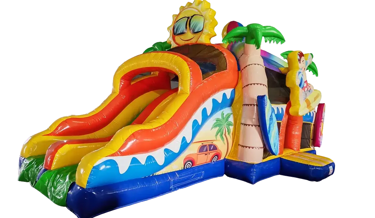 Mehrfarbige Hüpfburg mit Rutsche, Palmen, Sonne und Strandthema.
