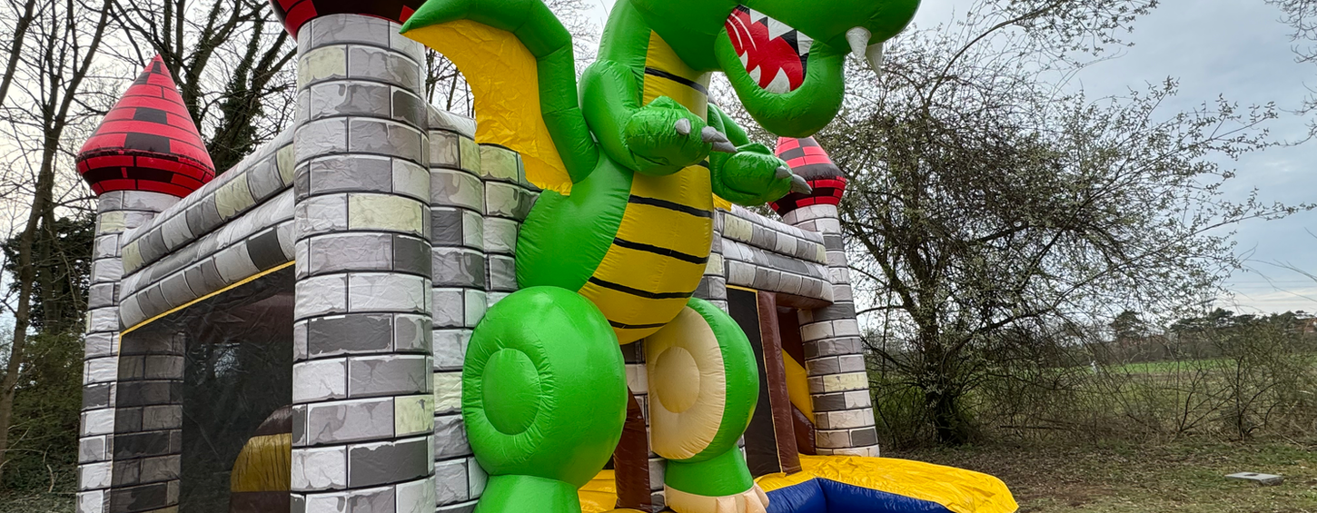 Bunte Hüpfburg Drachen Ritterburg mieten für Sommerfest und Firmenfeier bei Hopp Hopp Events in Bielefeld