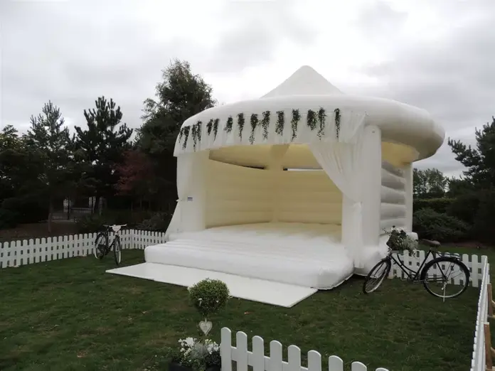 Hochzeitshüpfburg Hochzeit Hüpfburg mieten leihen NRW OWL Bielefeld Gütersloh Herford Spenge Bad Salzuflen Rheda-Wiedenbrück Detmold Lage Löhne Bünde Minden Osnabrück Borgholzhausen