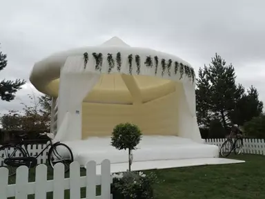Hochzeitshüpfburg Hüpfburg Wedding Wonderland Fotobox Photobooth Pro mit Sofortdruck und Layout mieten in Bielefeld Herford Osnabrück Dissen am Teutoburger Wald Gütersloh Minden Bad Salzuflen