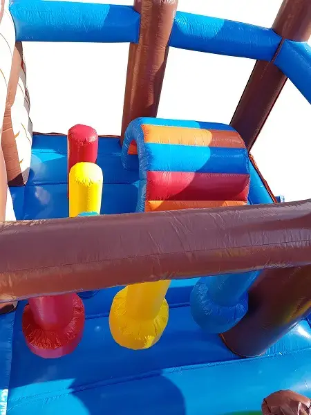 Bunte aufblasbare Spielstruktur, Teil einer Hüpfburg, mit roten und gelben Formen.
