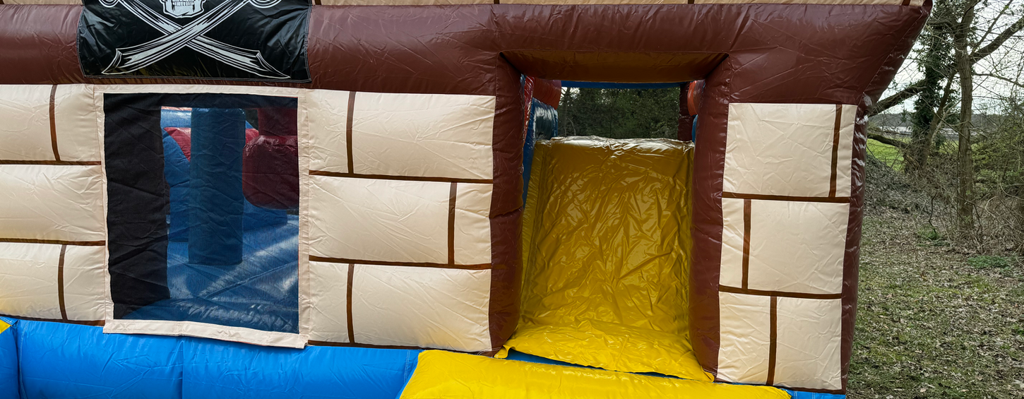 Bunte Hüpfburg Piratenschiff mieten für Kindergeburtstag bei Hopp Hopp Events in Bielefeld