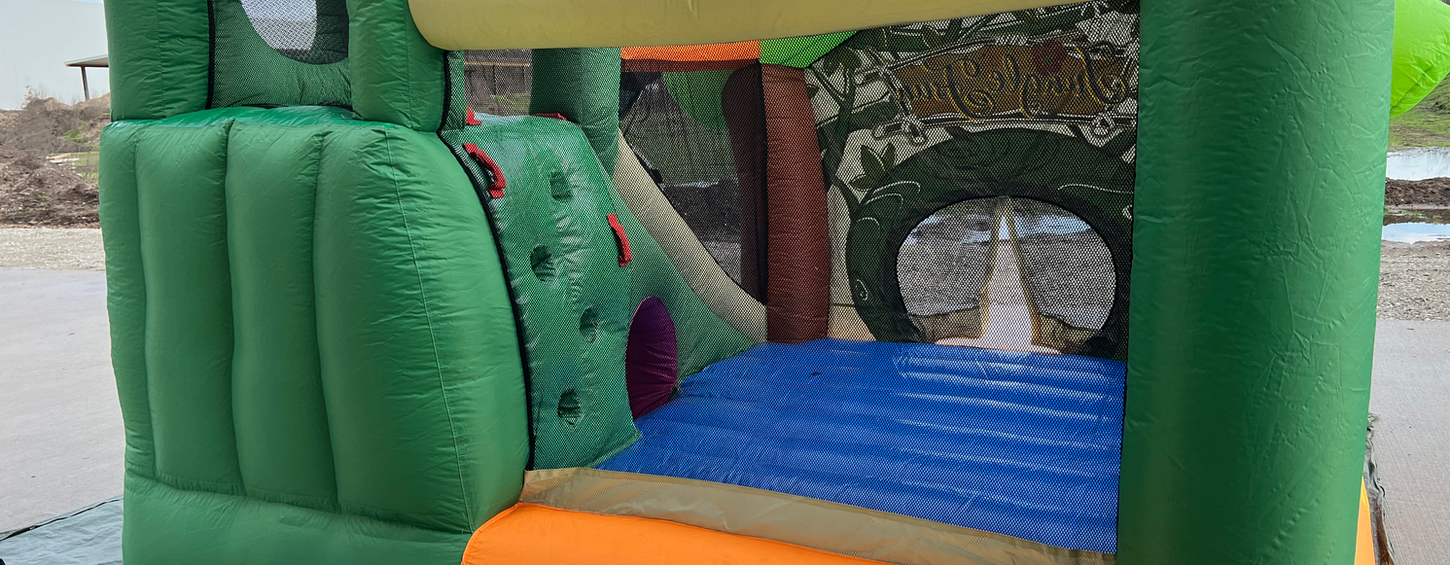 Bunte Hüpfburg Dino mieten für Kinbderfeste und Geburtstage bei Hopp Hopp Events in Bielefeld