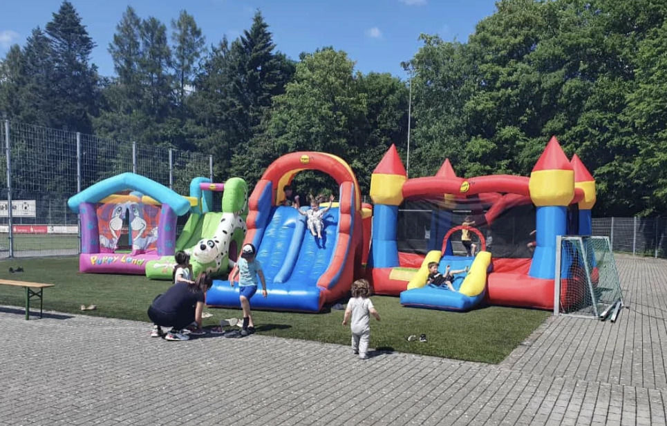 bunte hüpfburgen mieten