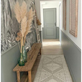 Un couloir décoré dans une maison type 1930