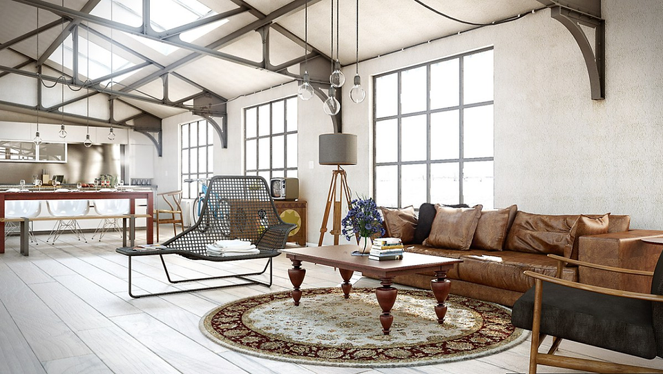 Salon dans un style industriel aux murs clairs
