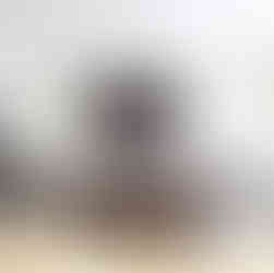 Salon masculin avec un grand cadre au dessus d'un canapé