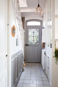 Un couloir décoré dans une maison type 1930