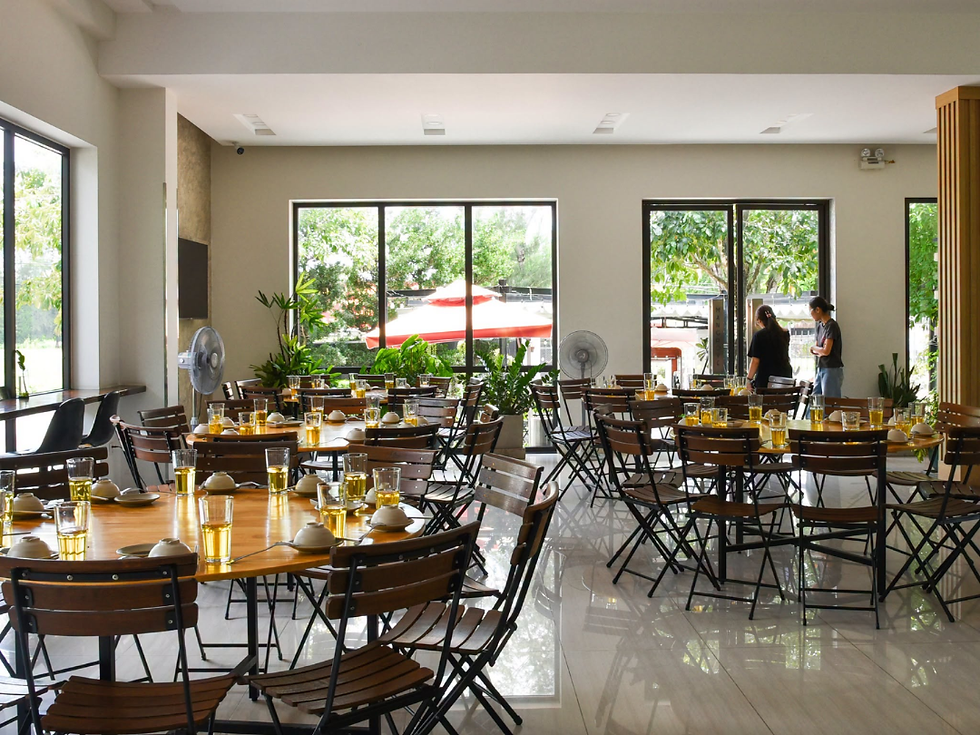 Không gian nhà hàng Mangrove Hotel rộng rãi, thoáng mát, mang đến trải nghiệm ăn sáng Cần Giờ thoải mái.