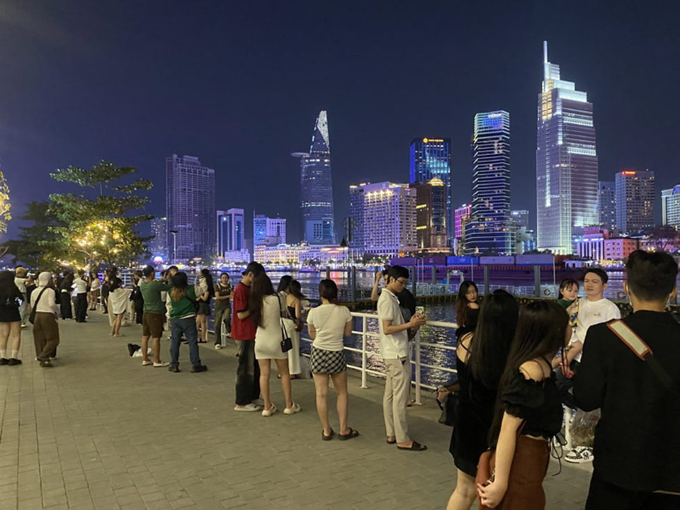 Du khách nên chuẩn bị trang phục thoải mái khi tham quan Công viên bờ sông Sài Gòn. 