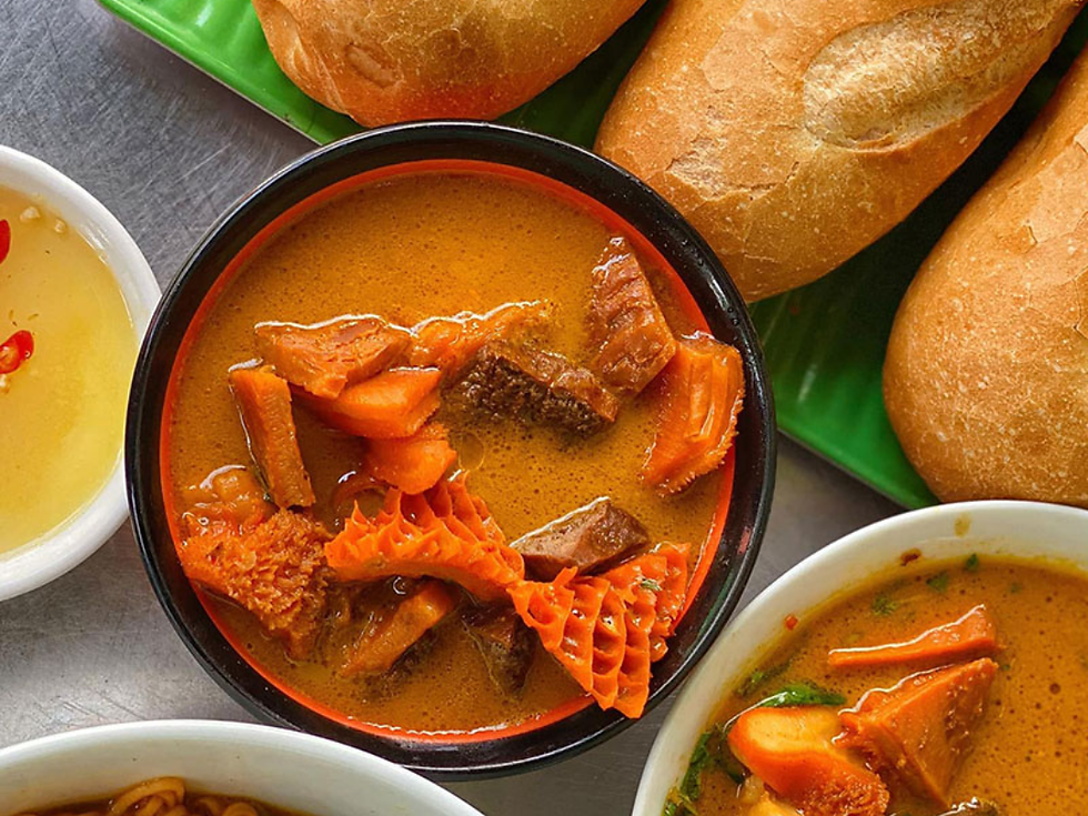 Phá lấu bò thơm béo, món ăn vặt nổi tiếng tại Sài Gòn được giới trẻ yêu thích.