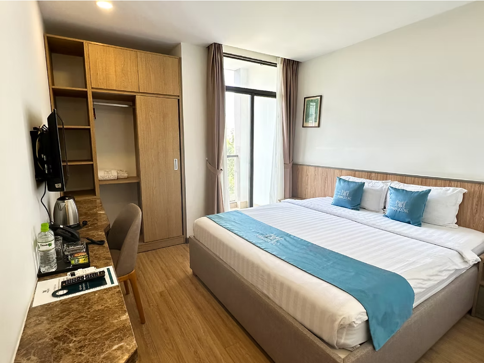 Phòng Superior 20m² với ban công hoặc cửa sổ lớn hướng ra đường phố.