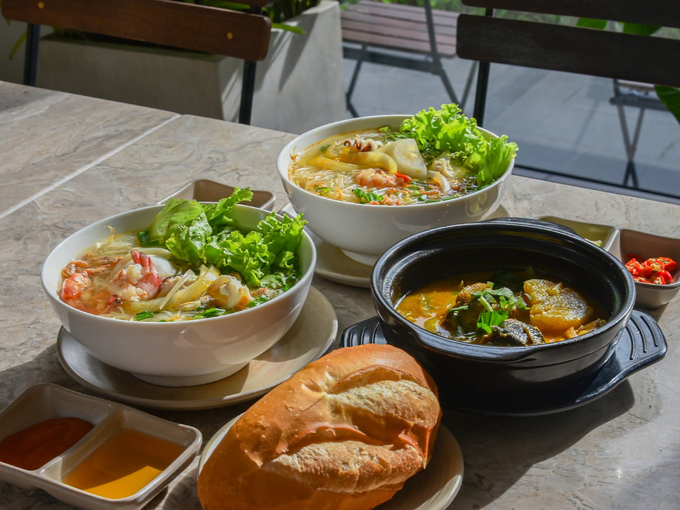 Thưởng thức đa dạng món ăn phần từ bún sứa chả cá, cơm chiên hải sản đến mì xào và cháo hàu.