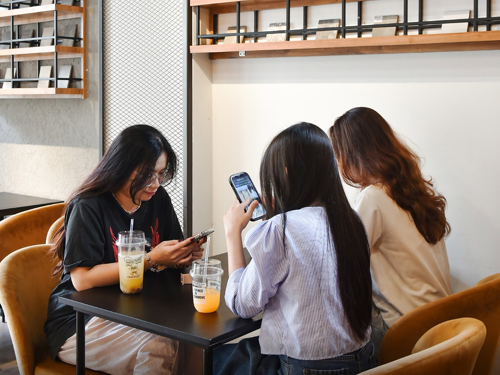 Mangrove Coffee & Tea là không gian phù hợp để nhóm bạn gặp gỡ và trò chuyện vào buổi tối.