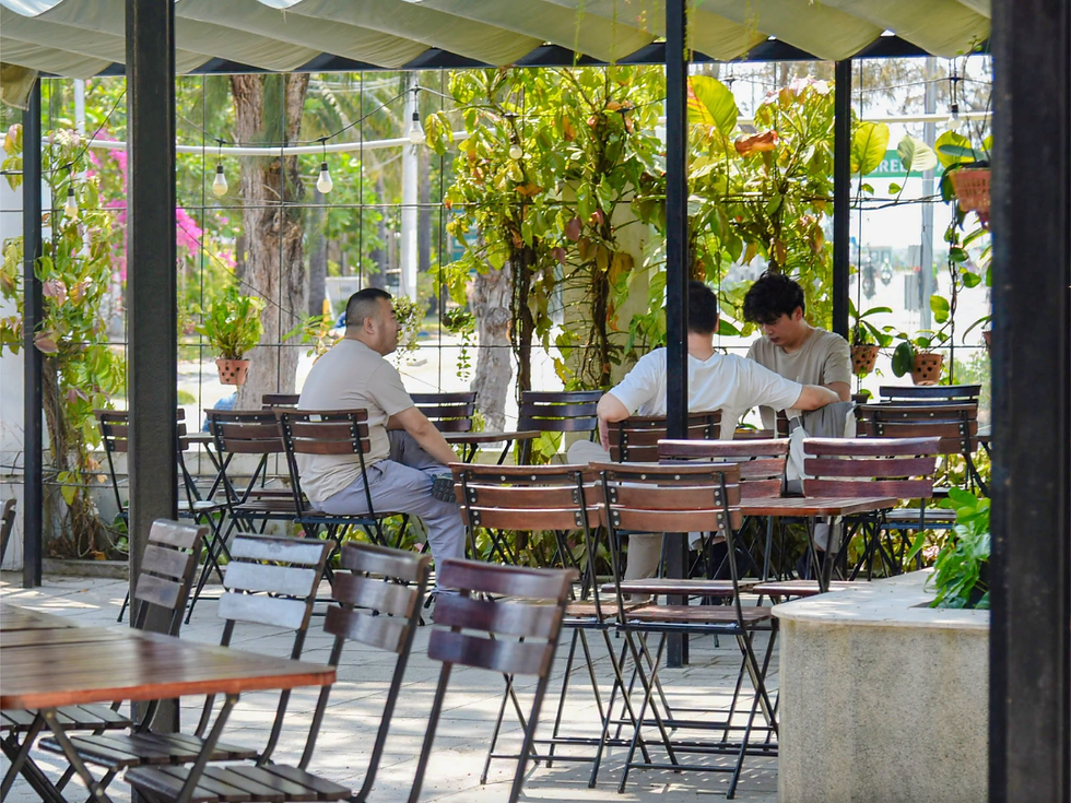 Sảnh cà phê Mangrove Hotel đáp ứng nhu cầu nghỉ chân của nhiều nhóm khách.
