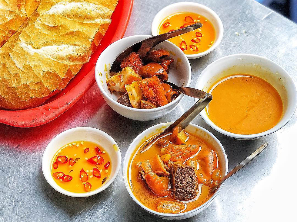 Phần phá lấu đậm đà thường được thưởng thức cùng bánh mì hoặc mì, phù hợp cho những bữa ăn nhẹ.
