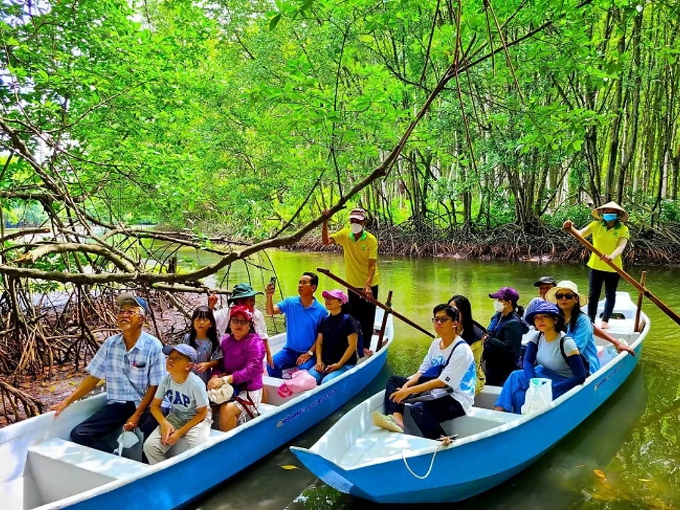 Trải nghiệm đi thuyền xuyên rừng ngập mặn tại Vàm Sát Ecopark