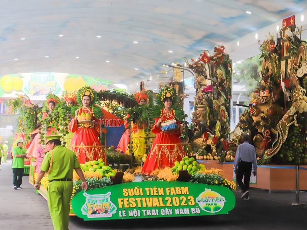 Sôi động không khí tại Lễ hội Trái cây Nam Bộ ở Công viên văn hóa Suối Tiên.