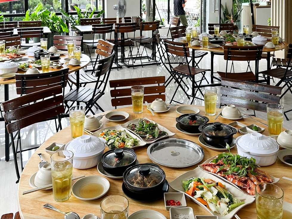 Không gian dùng bữa thoải mái giúp khách công tác vừa thưởng thức món ngon vừa thuận tiện trao đổi công việc.