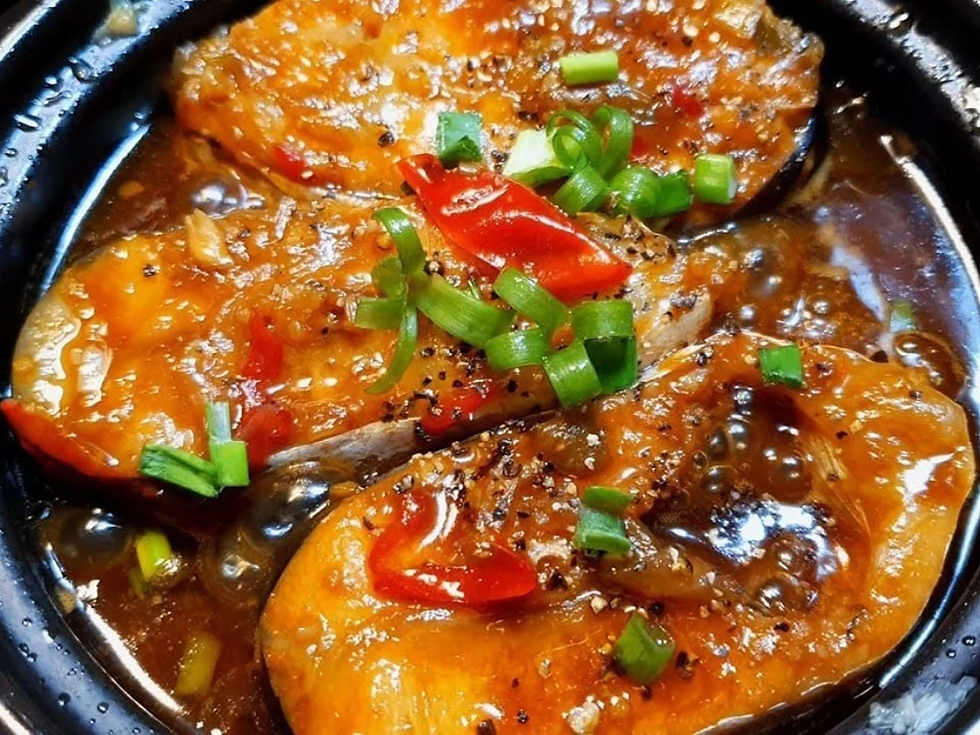 Ngoài kho tộ, cá dứa còn được nấu canh chua với bạc hà, cà chua, đậu bắp rất thanh mát. (Ảnh: Sưu tầm)
