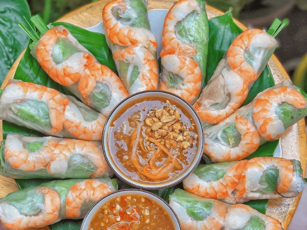Gỏi cuốn tươi mát chấm cùng tương đậu phộng đặc trưng của Sài Gòn.