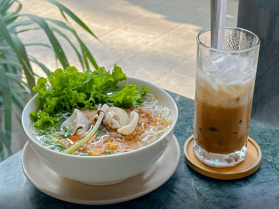 → Hải sản tươi kết hợp cùng bún tạo nên hương vị đặc trưng trong ẩm thực Cần Giờ.