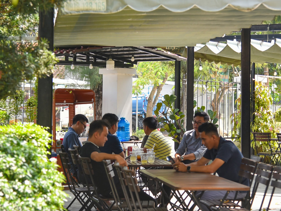 Sảnh cà phê sân vườn xanh mát mang đến không gian thư giãn giữa lòng Cần Giờ.