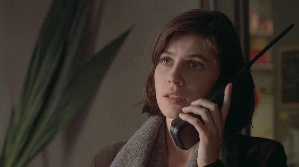 Valentine. Právě jí volá přítel. Vyčítá jí, že nezvedla telefon, přestože ví, že ho zvednout nemohla. Jste-li nevinní, a přesto se ve vztahu stále obhajujete, jste v pasti Panny. Archetypu Panny. Když Panně podáte jed, místo aby vám ho rozhořčeně vyrazila z rukou, vypije ho do dna. Ví, že je to jed. Kdyby to však řekla nahlas, ukázala by na vás jako na traviče. Vyslovila by nevýslovné. A to Panna nedokáže. Bude tak trýznivě umírat hned ze dvou příčin: Pro jed sám. A pro zradu. Foto z filmu via Pinterest.